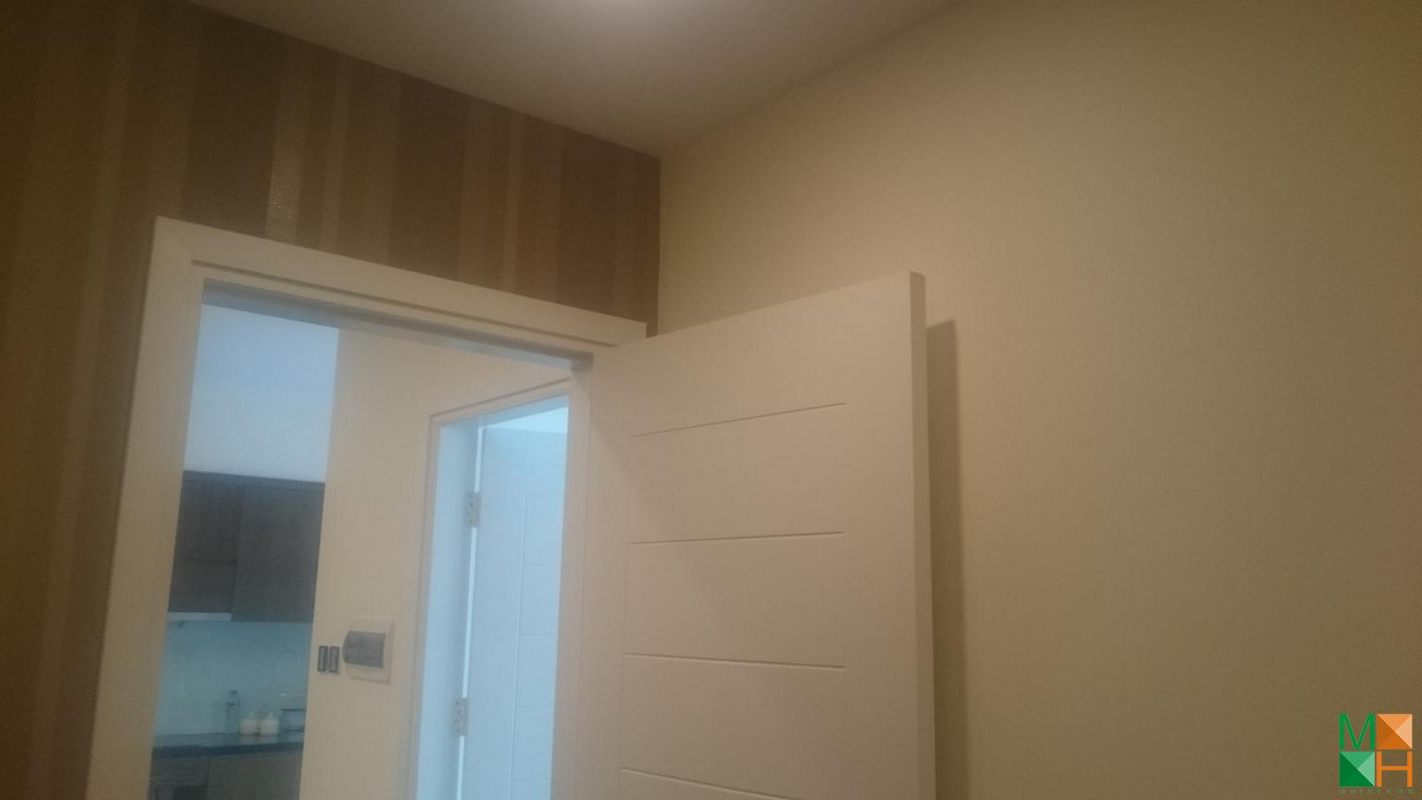 thi-cong-giay-dan-tuong-van-soc-tai-nha-chi-dung-2402-toa-Diamond (3)